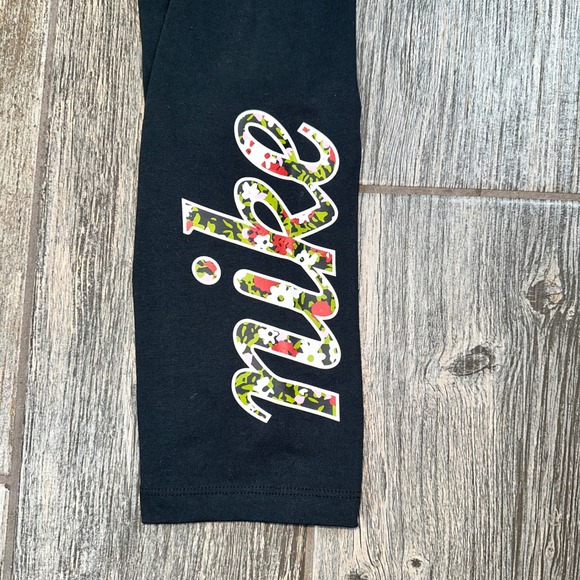 Nike‎ Women's XL Floral Logo Leggings Cropped Black Activewear Pants - Picture 2 of 10
